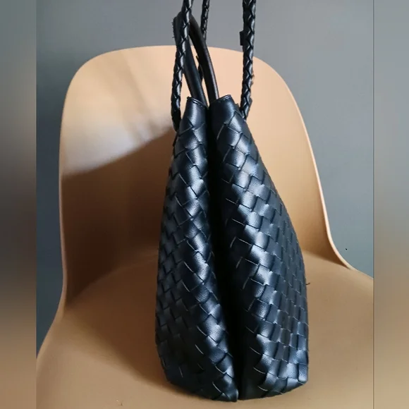 Elegant Black Woven Shoulder Bag - Picture 8 of 14